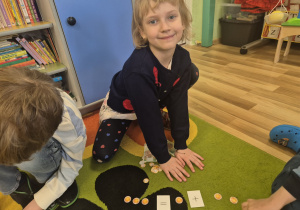 Liczymy pieniądze-zabawy matematyczne.