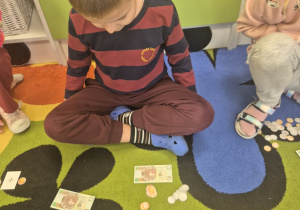 Liczymy pieniądze-zabawy matematyczne.