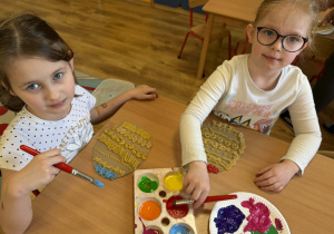 Paulinka i Amelka malują pisanki