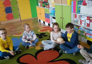 Wielkanocne zabawy z jajkiem w naszej grupie