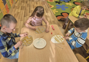 Sensoryczne pisanki.