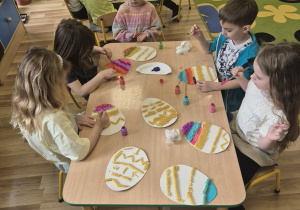 Sensoryczne pisanki.