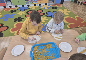 Sensoryczne pisanki.