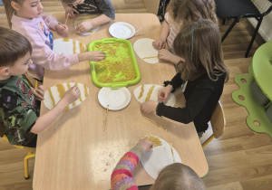 Sensoryczne pisanki.