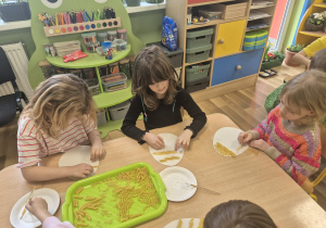 Sensoryczne pisanki.