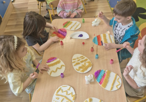 Sensoryczne pisanki.