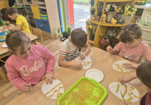 Sensoryczne pisanki.