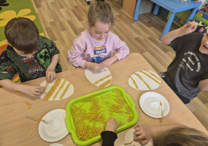 Sensoryczne pisanki.