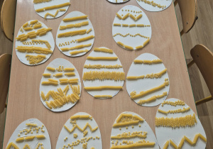 Sensoryczne pisanki.