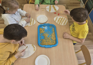 Sensoryczne pisanki.