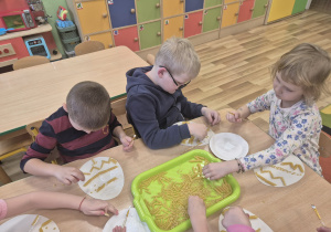 Sensoryczne pisanki.