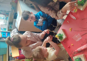 Julka z mamą i bratem.