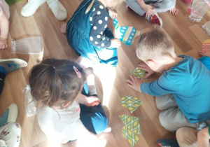 Układanie pisanki z puzzli.