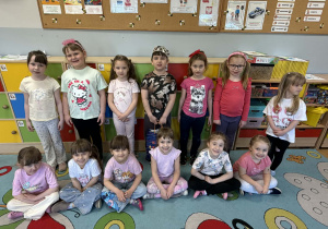 Antoś z koleżankami