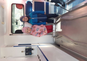 Jula i Józio w ambulansie.