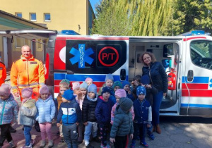 Dzieci na spotkaniu z ratownikami medycznymi.