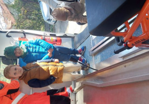 Staś i Miłosz w ambulansie.