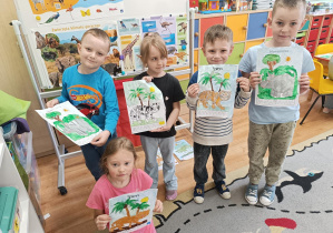 Dzieci prezentują swoje prace.