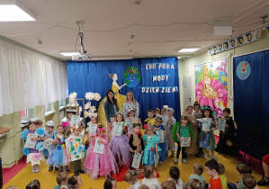 Uczestnicy pokazu mody z nauczycielkami.