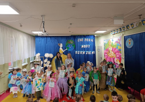 Uczestnicy pokazu mody z nauczycielkami.
