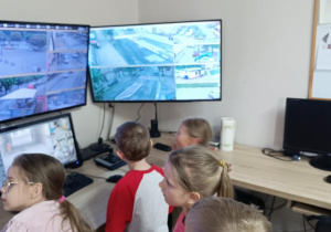Dzieci w miejskim centrum monitoringu.