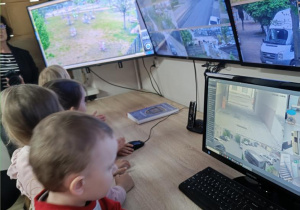 Dzieci w miejskim centrum monitoringu.