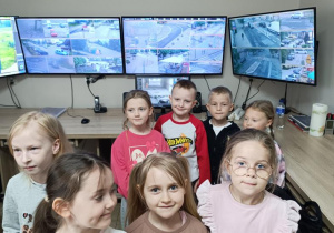 Dzieci w miejskim centrum monitoringu.
