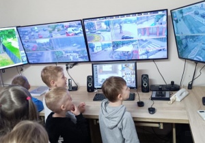 Dzieci w miejskim centrum monitoringu.