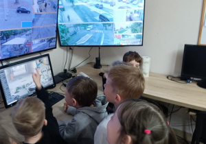 Dzieci w miejskim centrum monitoringu.