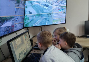 Dzieci w miejskim centrum monitoringu.