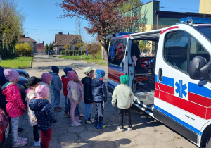 Dzieci oglądają karetkę transportową