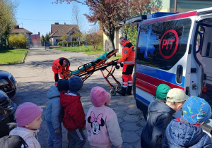 Dzieci oglądają karetkę transportową