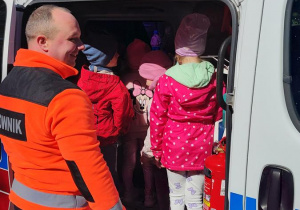 Dzieci oglądają karetkę transportową