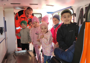 Dzieci oglądają karetkę transportową