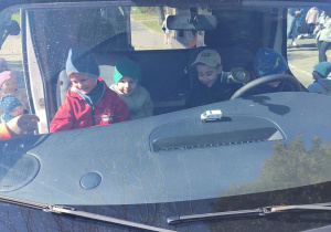 Dzieci oglądają karetkę transportową