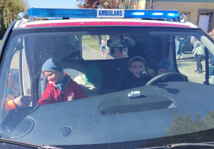 Dzieci oglądają karetkę transportową
