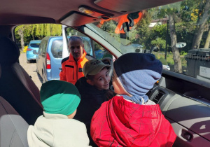 Dzieci oglądają karetkę transportową