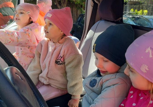 Dzieci oglądają karetkę transportową