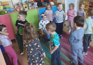Dzieci śpiewają Tymonowi sto lat