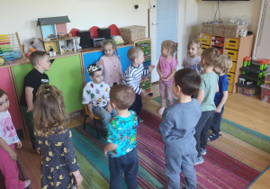 Dzieci śpiewają Tymonowi sto lat