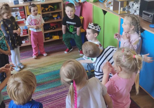 Dzieci śpiewają Tymonowi sto lat