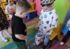 Dzieci składają Tymonowi życzenia