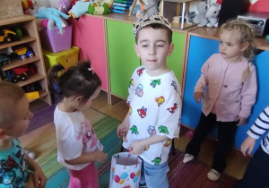 Dzieci składają Tymonowi życzenia