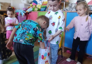 Dzieci składają Tymonowi życzenia
