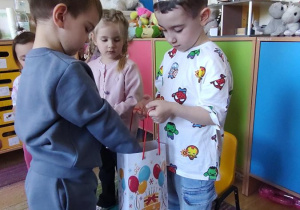 Dzieci składają Tymonowi życzenia