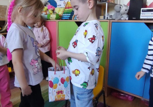 Dzieci składają Tymonowi życzenia