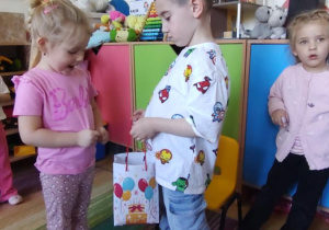 Dzieci składają Tymonowi życzenia