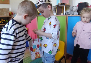 Dzieci składają Tymonowi życzenia