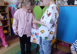 Dzieci składają Tymonowi życzenia