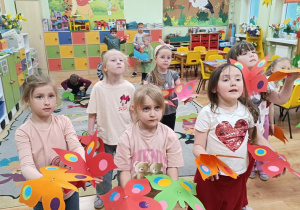 Zabawa taneczna z motylami.